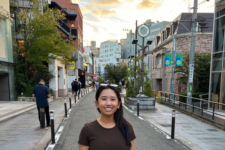 Marian Mendoza poses in a typical urban street in Japan