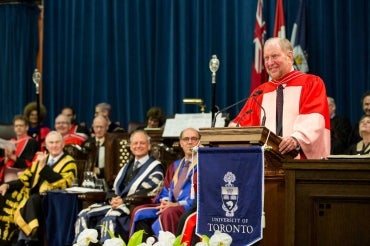 photo of Robert Putnam at lectern