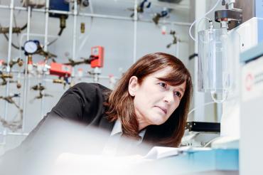 photo of Barbara Sherwood Lollar in lab