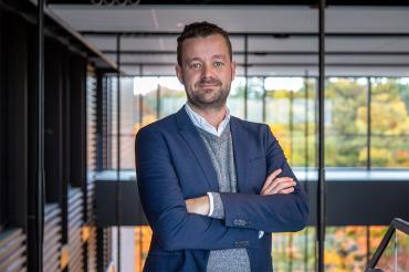 photo of Rasmus Rosenberg Larsen standing with his arms crossed